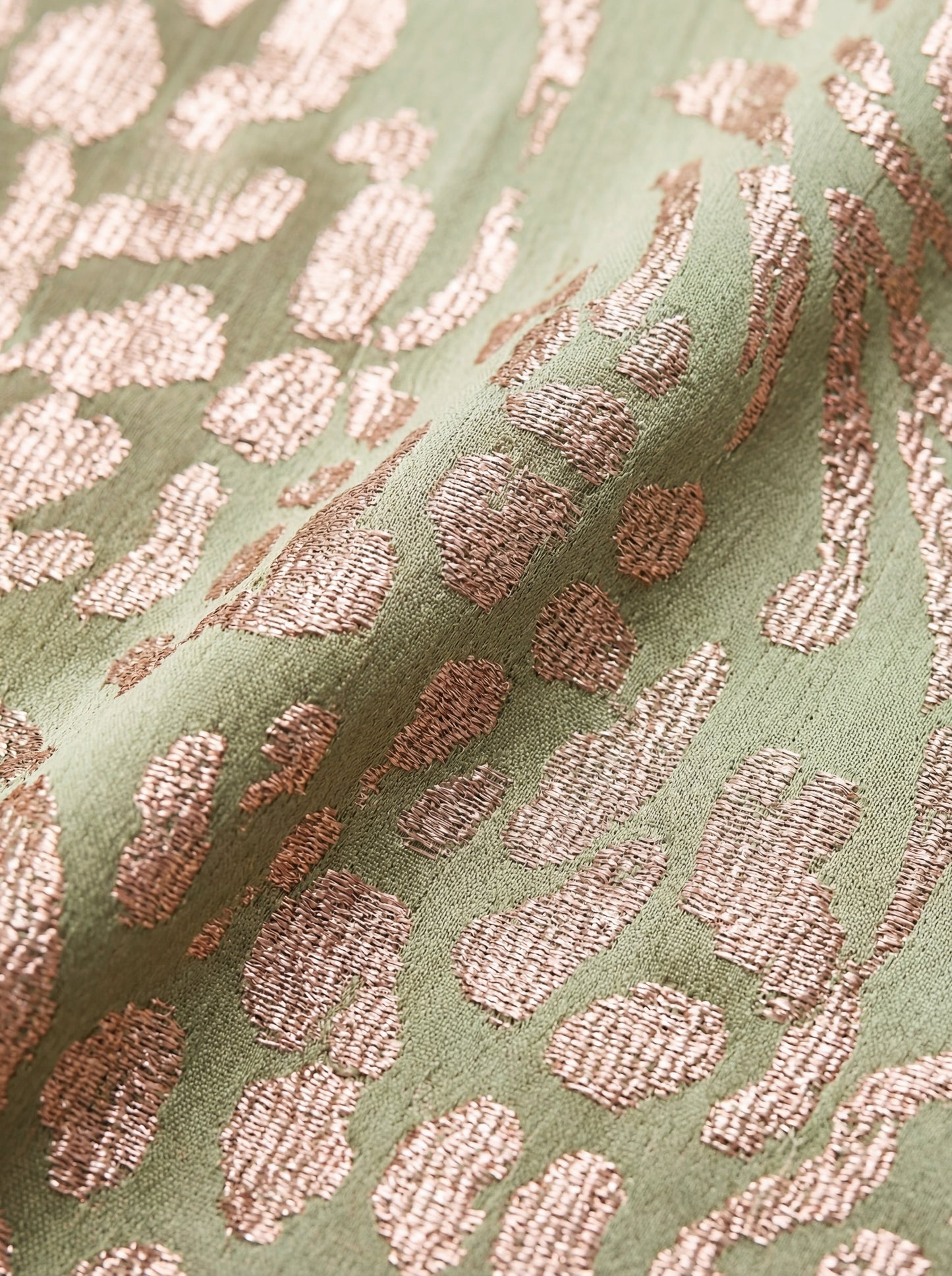 Robe midi amincissante avec nœud central et coupe fluide