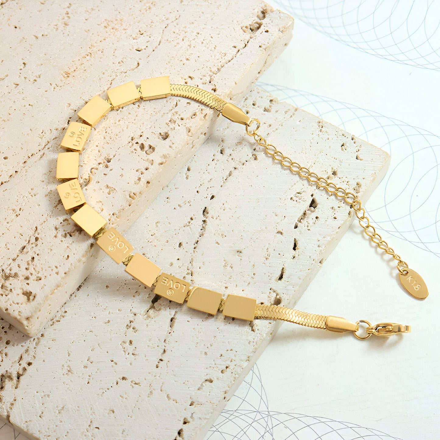 Pulsera Loïs “Love” de titanio chapada en oro de 18 quilates
