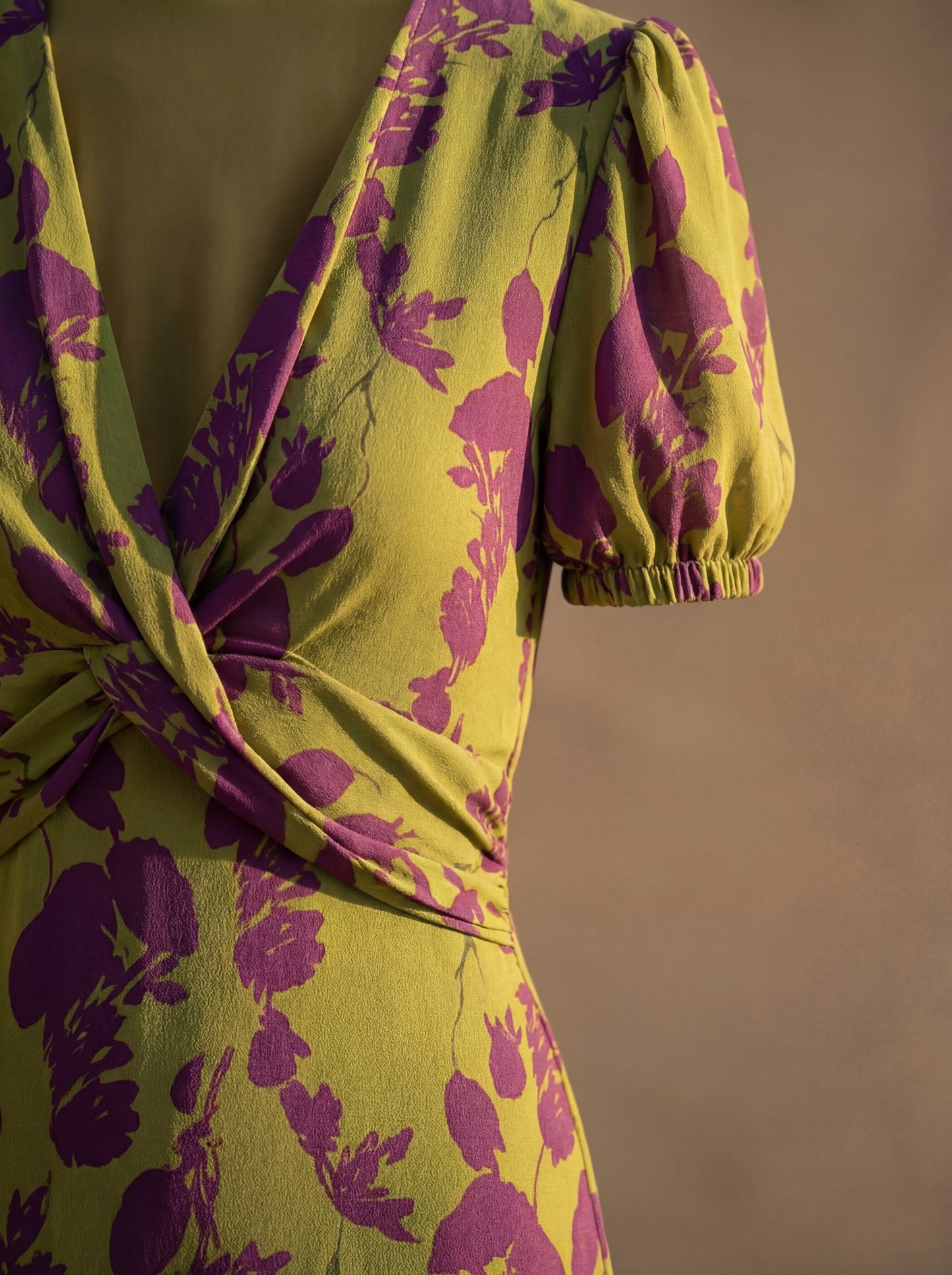 Robe longue à motifs floraux et à la coupe fluide