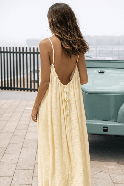 Robe longue ouverte dans le dos