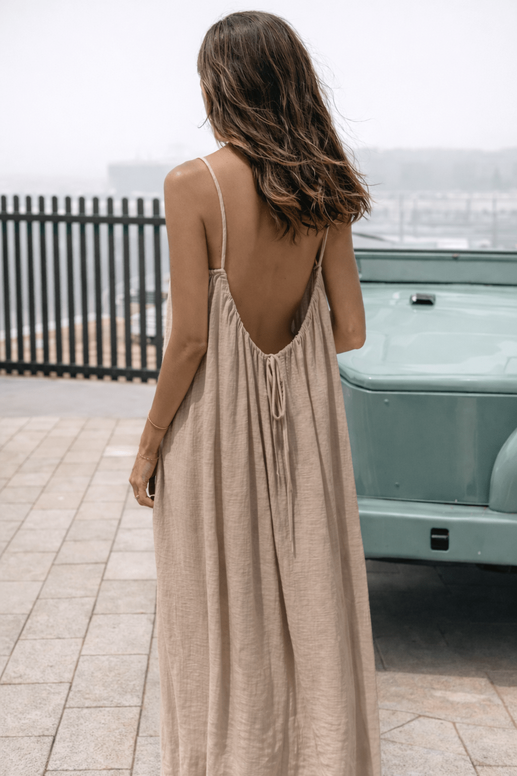 Robe longue ouverte dans le dos