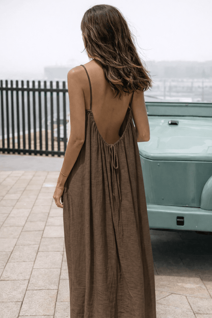 Robe longue ouverte dans le dos