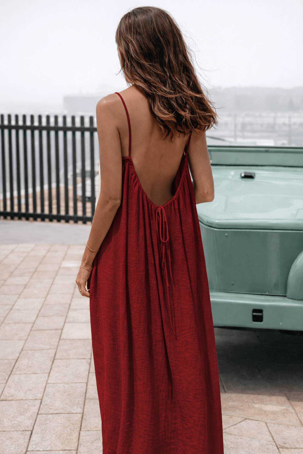 Robe longue ouverte dans le dos
