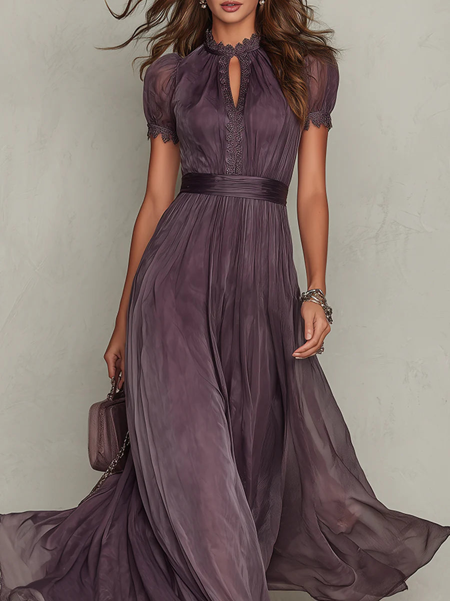 Flavia • Robe longue violette à encolure en V, bordée de dentelle de mousseline