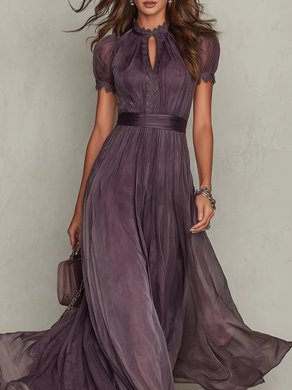 Flavia • Robe longue violette à encolure en V, bordée de dentelle de mousseline