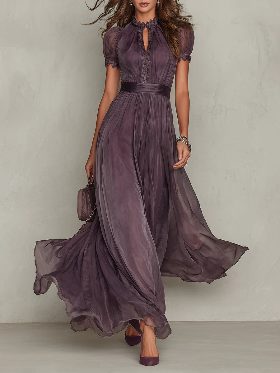 Flavia • Robe longue violette à encolure en V, bordée de dentelle de mousseline