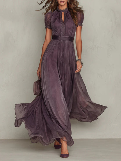 Flavia • Robe longue violette à encolure en V, bordée de dentelle de mousseline