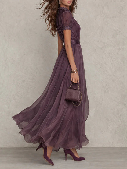Flavia • Robe longue violette à encolure en V, bordée de dentelle de mousseline