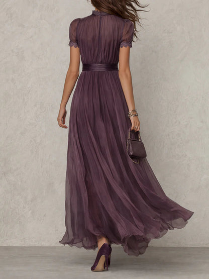Flavia • Robe longue violette à encolure en V, bordée de dentelle de mousseline
