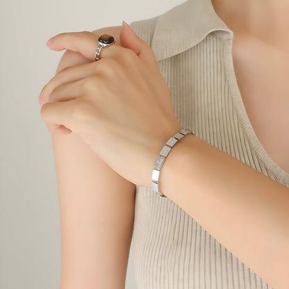 Pulsera Loïs “Love” de titanio chapada en oro de 18 quilates
