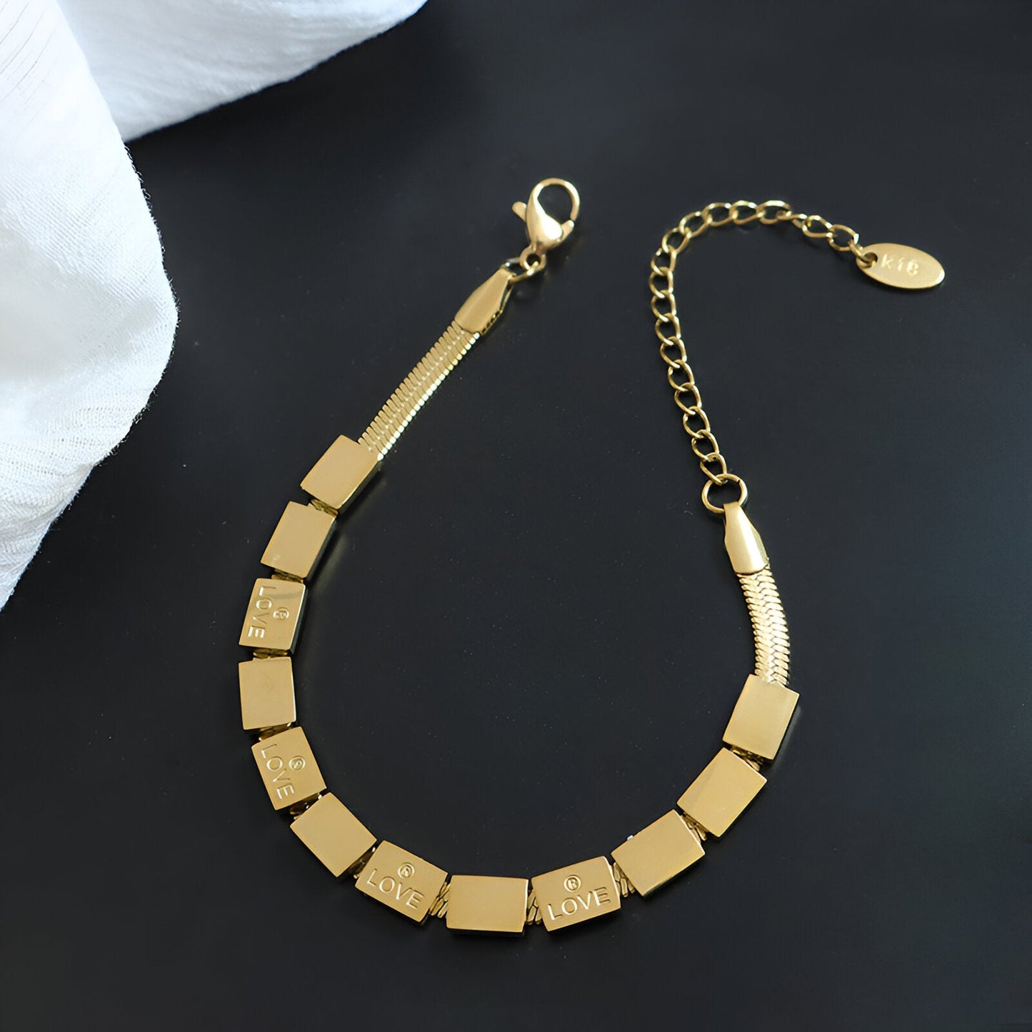 Pulsera Loïs “Love” de titanio chapada en oro de 18 quilates