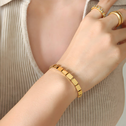 Pulsera Loïs “Love” de titanio chapada en oro de 18 quilates
