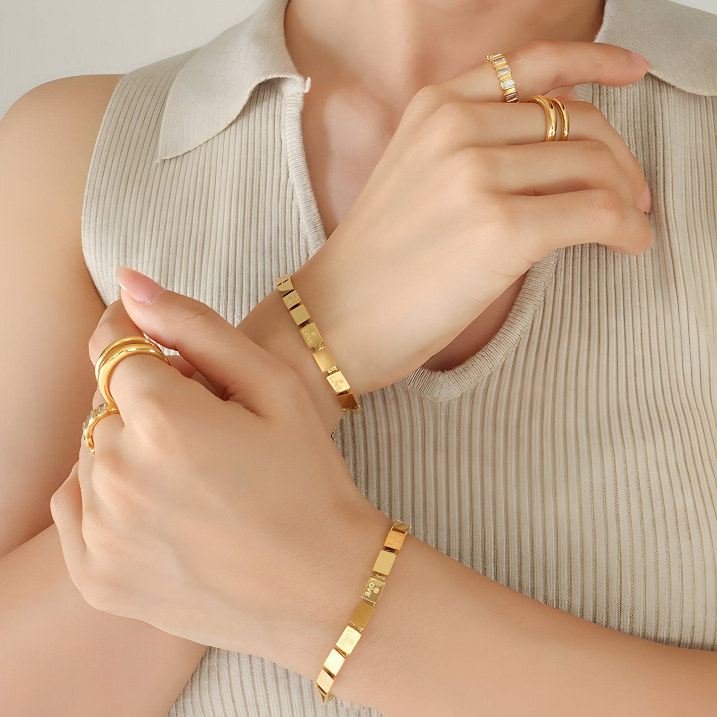 Pulsera Loïs “Love” de titanio chapada en oro de 18 quilates
