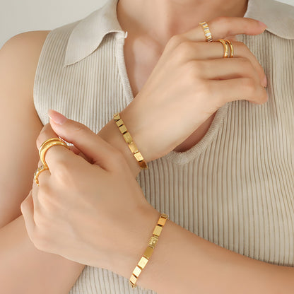 Pulsera Loïs “Love” de titanio chapada en oro de 18 quilates